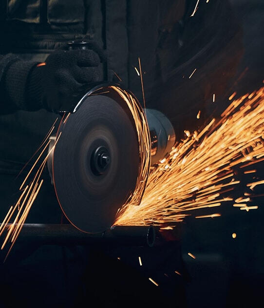 Guantes de protección termorresistente en operaciones de fundición y moldeo manipulando metal caliente