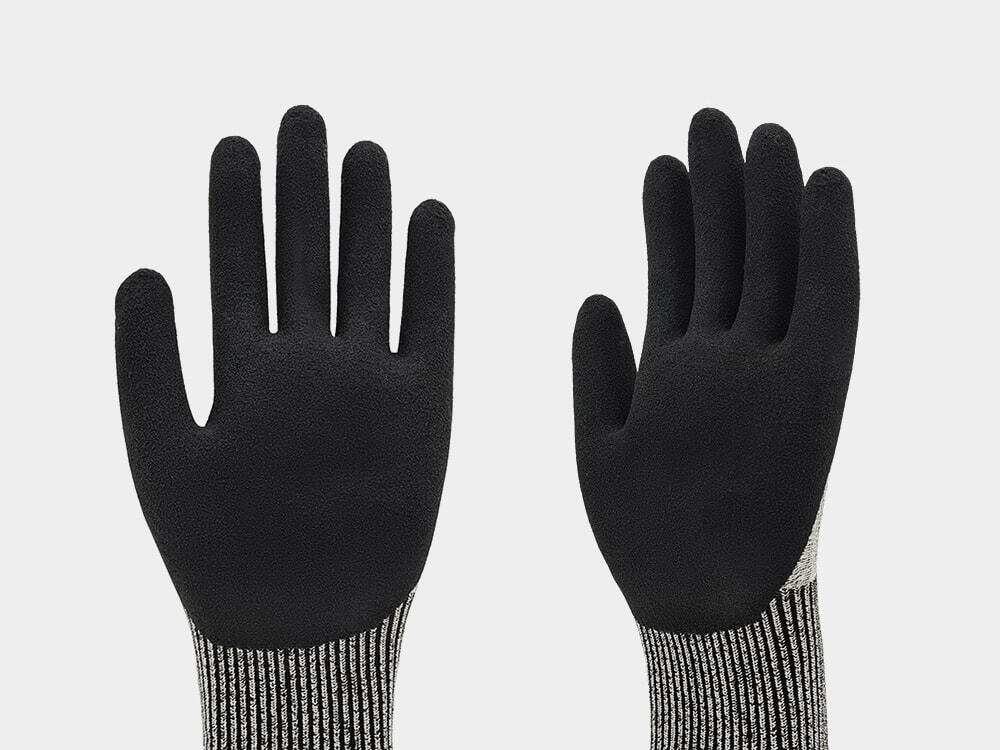 Superficie de nitrilo arenoso con textura 3D para agarre en condiciones aceitosas